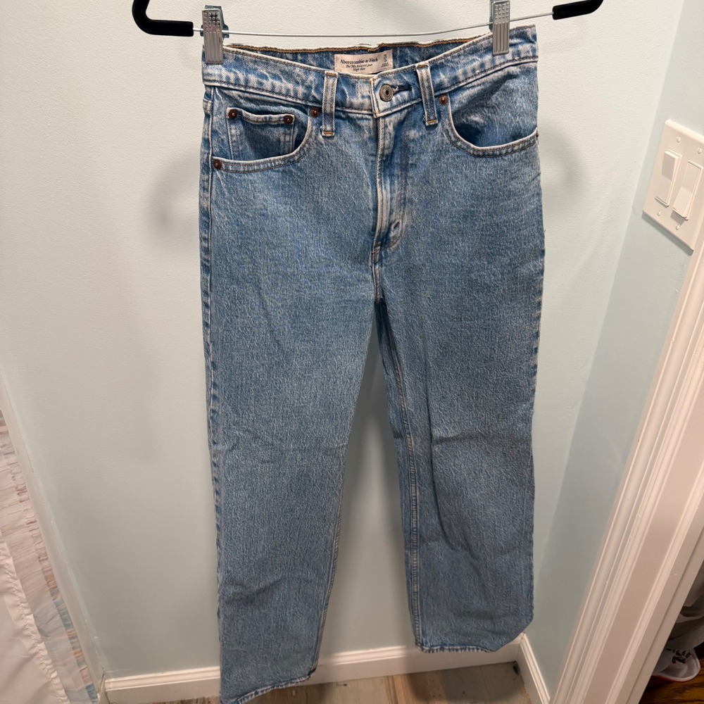 Abercrombie & Fitch The 90s Relaxed Jean 25 0S Light Wash High Rise Denim